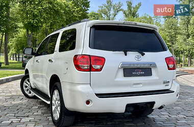 Позашляховик / Кросовер Toyota Sequoia 2011 в 