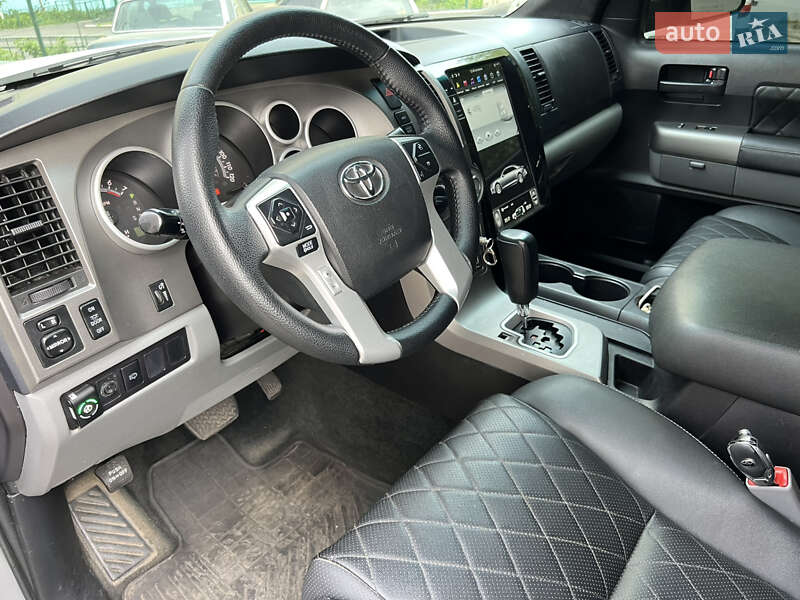 Позашляховик / Кросовер Toyota Sequoia 2015 в Дніпрі