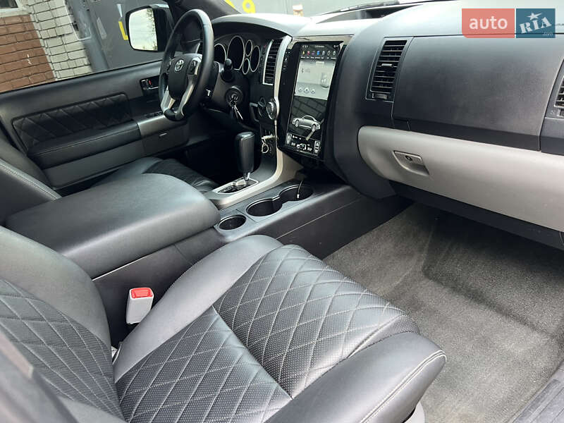 Позашляховик / Кросовер Toyota Sequoia 2015 в Дніпрі