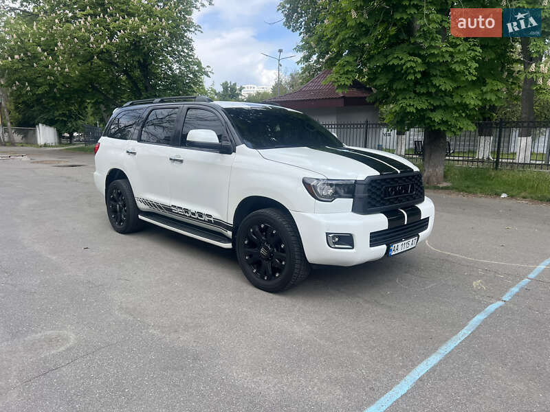 Позашляховик / Кросовер Toyota Sequoia 2016 в 