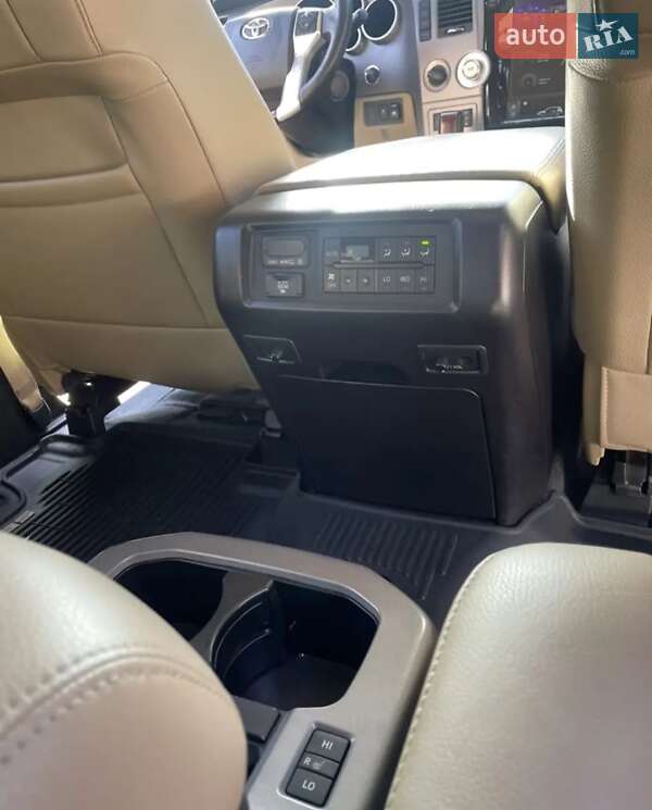 Внедорожник / Кроссовер Toyota Sequoia 2015 в Черновцах