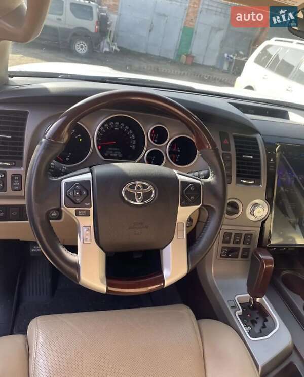 Внедорожник / Кроссовер Toyota Sequoia 2015 в Черновцах
