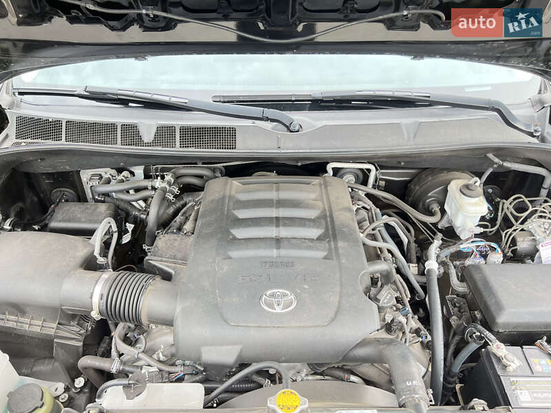 Внедорожник / Кроссовер Toyota Sequoia 2015 в Киеве