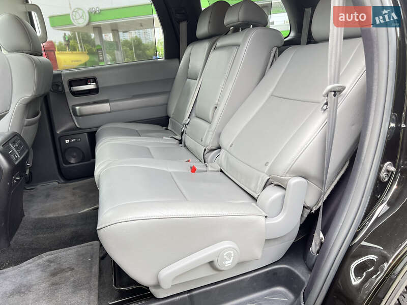 Внедорожник / Кроссовер Toyota Sequoia 2015 в Киеве