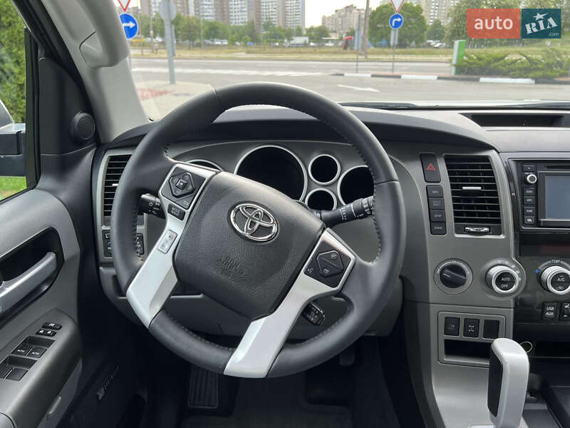 Внедорожник / Кроссовер Toyota Sequoia 2015 в Киеве