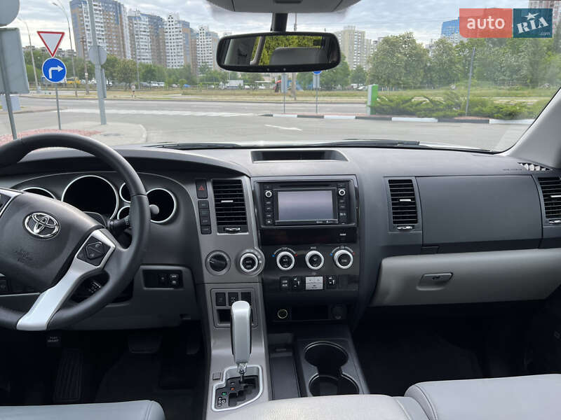 Внедорожник / Кроссовер Toyota Sequoia 2015 в Киеве