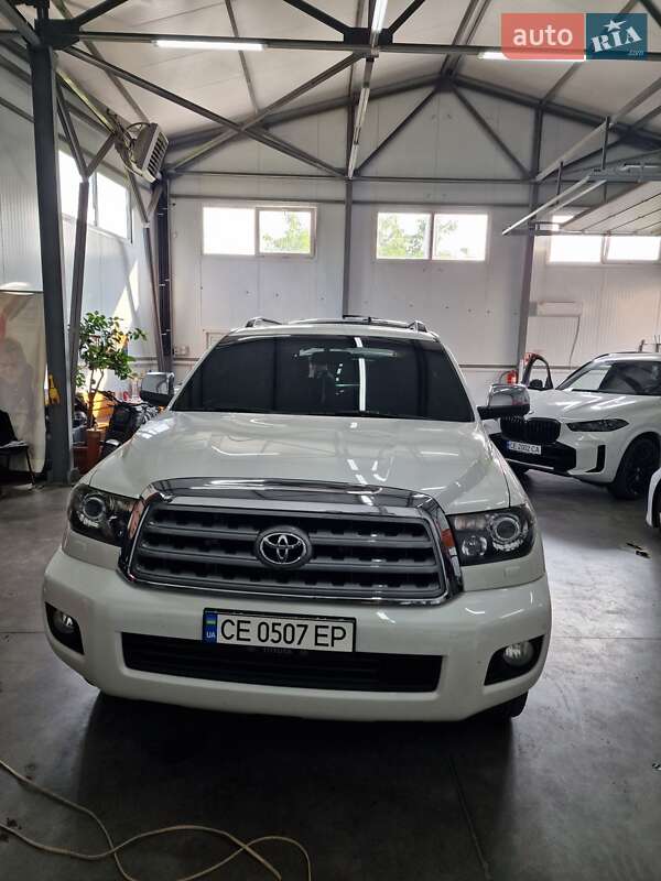 Внедорожник / Кроссовер Toyota Sequoia 2015 в Черновцах