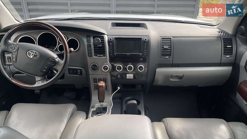 Внедорожник / Кроссовер Toyota Sequoia 2011 в Киеве