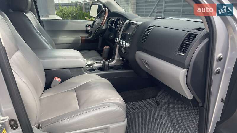Внедорожник / Кроссовер Toyota Sequoia 2011 в Киеве