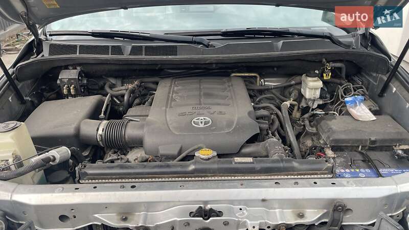 Внедорожник / Кроссовер Toyota Sequoia 2011 в Киеве
