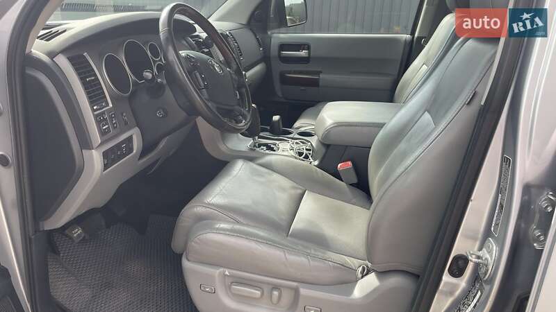 Внедорожник / Кроссовер Toyota Sequoia 2011 в Киеве