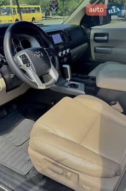 Внедорожник / Кроссовер Toyota Sequoia 2016 в 