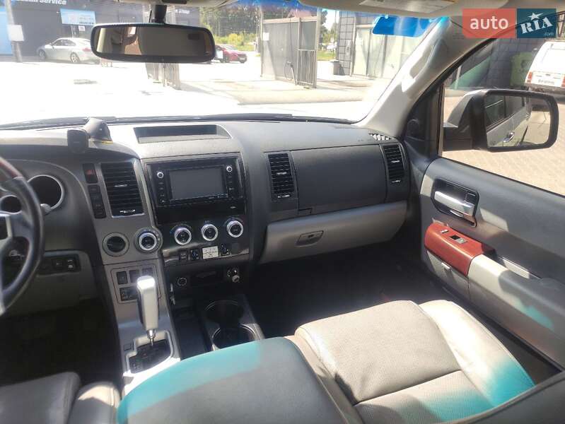 Внедорожник / Кроссовер Toyota Sequoia 2015 в Звягеле фото 13 Внедорожник / Кроссовер Toyota Sequoia 2015 в Звягеле