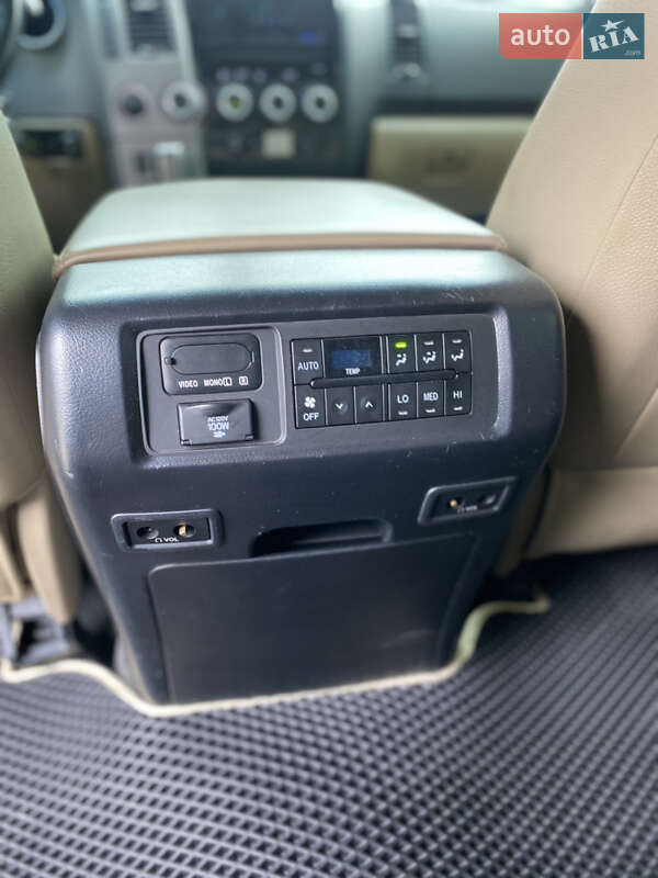 Позашляховик / Кросовер Toyota Sequoia 2012 в Києві