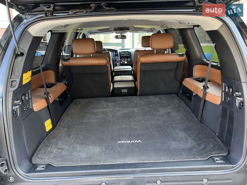 Внедорожник / Кроссовер Toyota Sequoia 2011 в Киеве