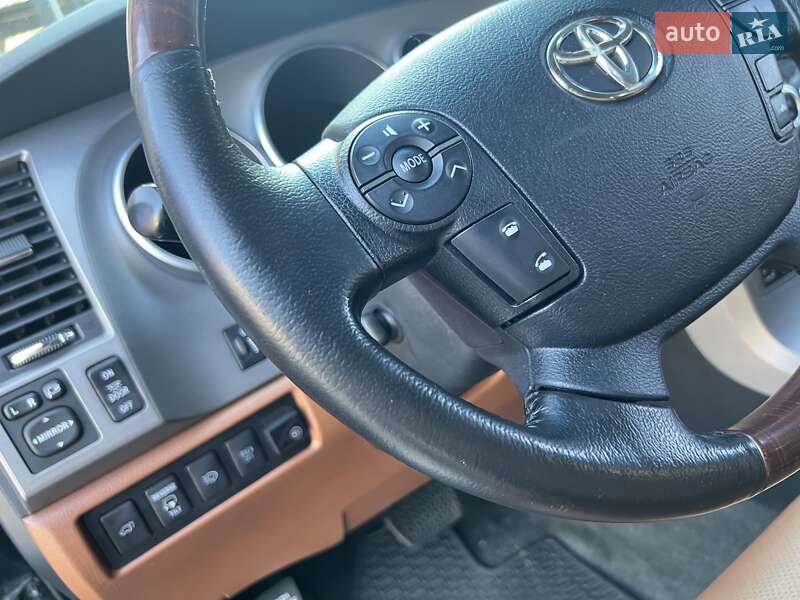 Внедорожник / Кроссовер Toyota Sequoia 2011 в Киеве