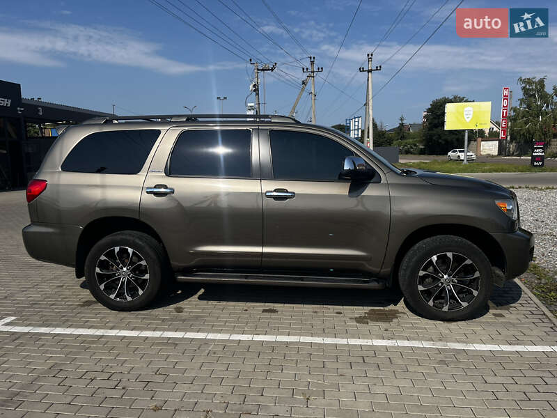 Позашляховик / Кросовер Toyota Sequoia 2013 в Києві