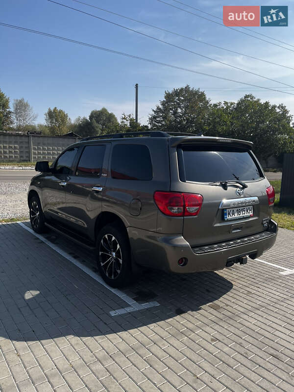 Позашляховик / Кросовер Toyota Sequoia 2013 в Києві