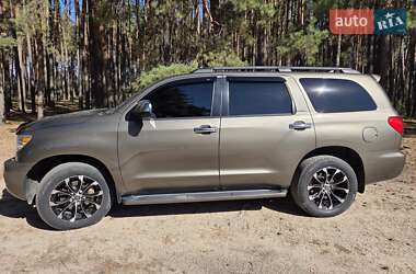 Позашляховик / Кросовер Toyota Sequoia 2015 в Недригайліву