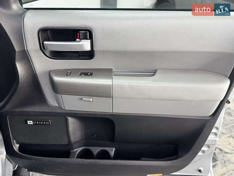 Внедорожник / Кроссовер Toyota Sequoia 2016 в Одессе фото 18 Внедорожник / Кроссовер Toyota Sequoia 2016 в Одессе