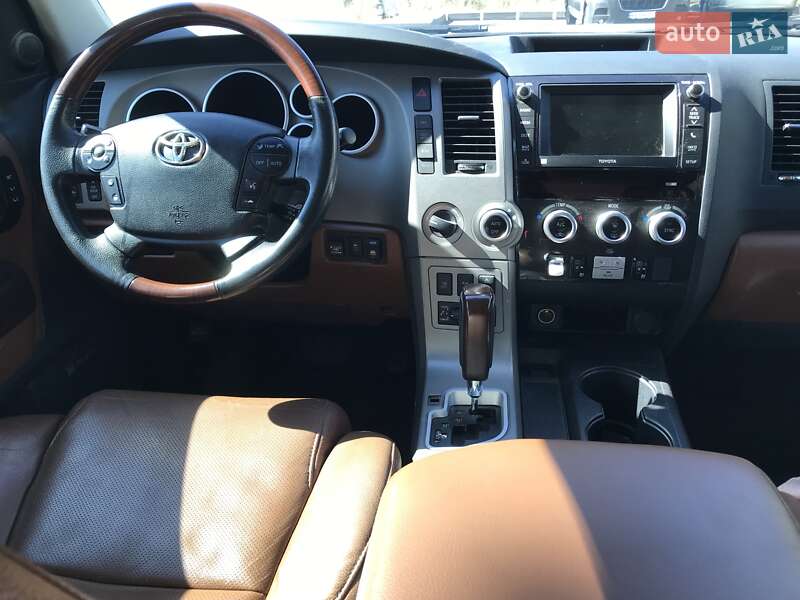 Внедорожник / Кроссовер Toyota Sequoia 2013 в Днепре