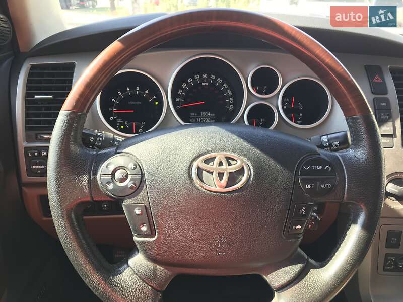 Внедорожник / Кроссовер Toyota Sequoia 2013 в Днепре