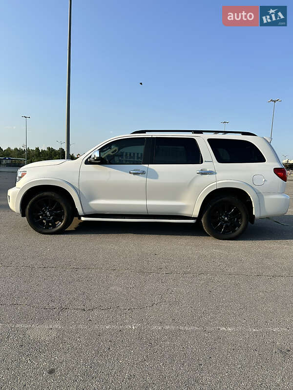 Внедорожник / Кроссовер Toyota Sequoia 2013 в 