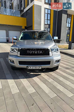 Внедорожник / Кроссовер Toyota Sequoia 2016 в Киеве