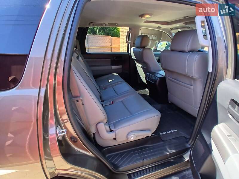 Внедорожник / Кроссовер Toyota Sequoia 2016 в Днепре