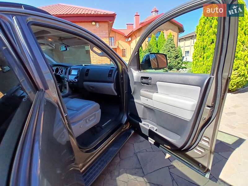 Внедорожник / Кроссовер Toyota Sequoia 2016 в Днепре