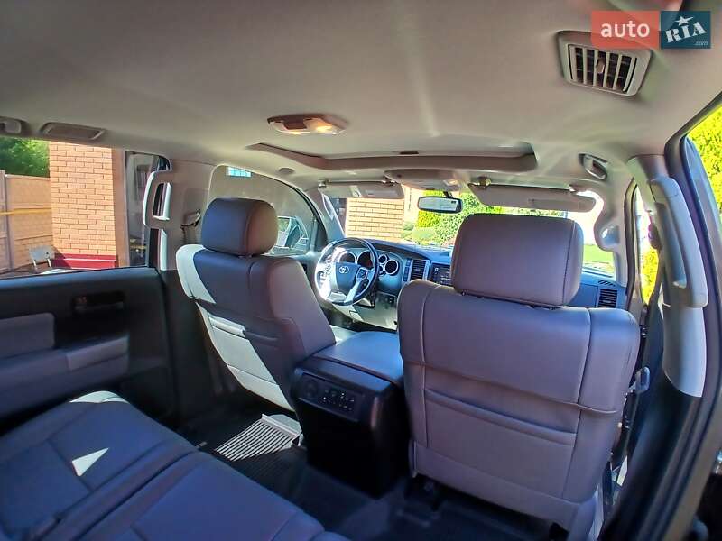 Внедорожник / Кроссовер Toyota Sequoia 2016 в Днепре