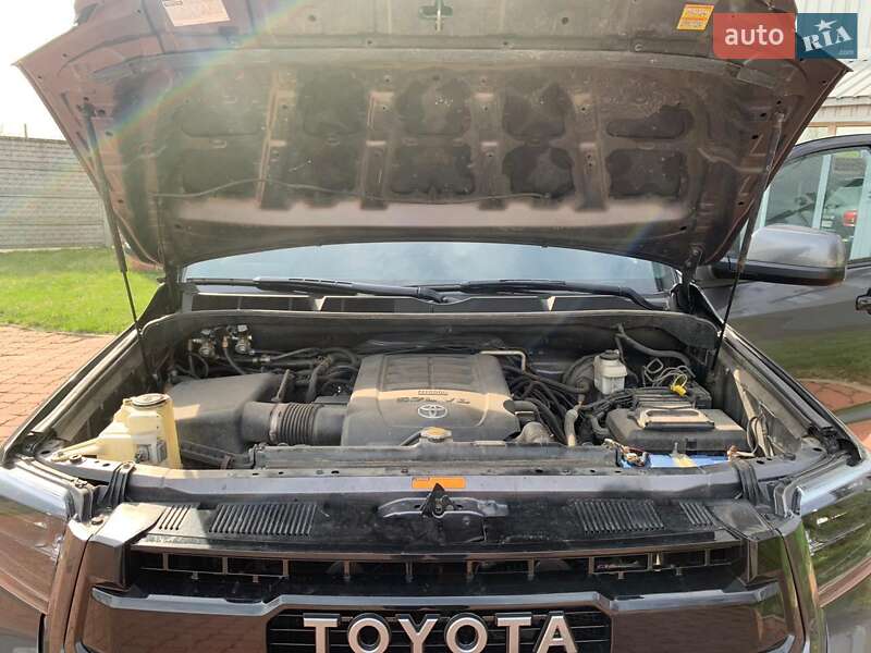 Позашляховик / Кросовер Toyota Sequoia 2012 в Сумах