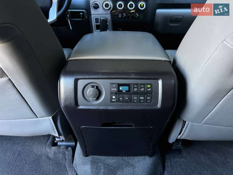 Внедорожник / Кроссовер Toyota Sequoia 2016 в Одессе