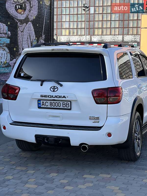 Внедорожник / Кроссовер Toyota Sequoia 2013 в Луцке