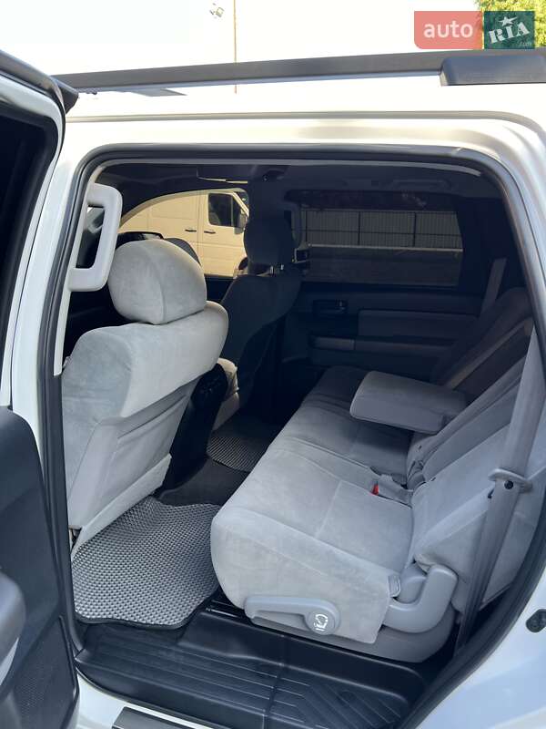 Внедорожник / Кроссовер Toyota Sequoia 2013 в Луцке