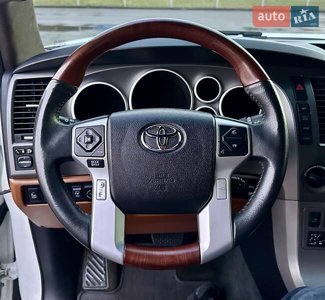 Внедорожник / Кроссовер Toyota Sequoia 2017 в Ковеле