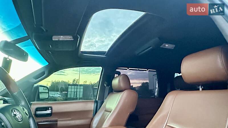 Внедорожник / Кроссовер Toyota Sequoia 2017 в Ковеле
