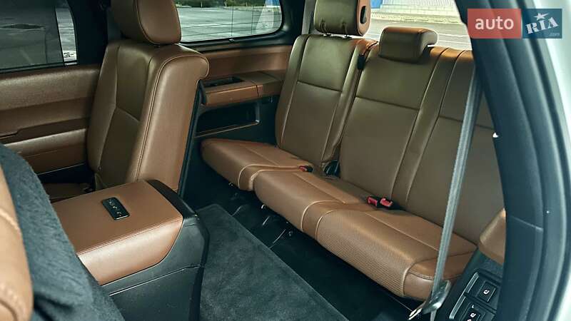 Внедорожник / Кроссовер Toyota Sequoia 2017 в Ковеле
