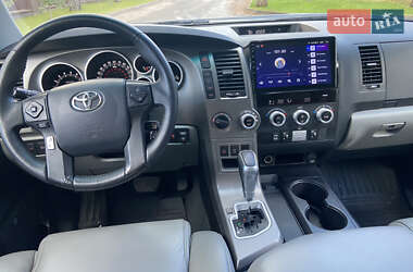 Внедорожник / Кроссовер Toyota Sequoia 2014 в 