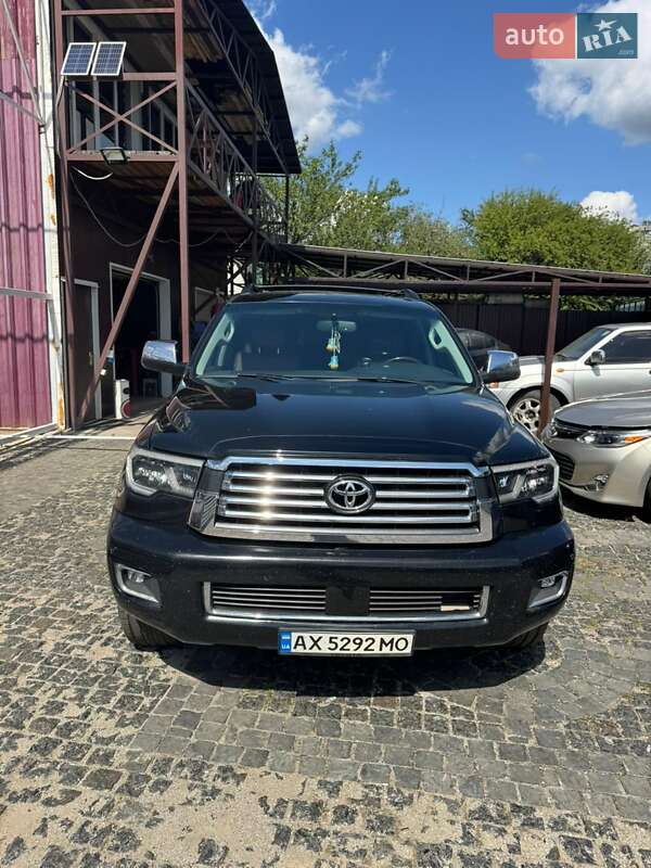 Внедорожник / Кроссовер Toyota Sequoia 2014 в 