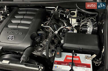 Внедорожник / Кроссовер Toyota Sequoia 2014 в Киеве