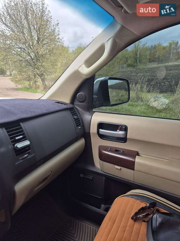 Позашляховик / Кросовер Toyota Sequoia 2011 в Первомайську