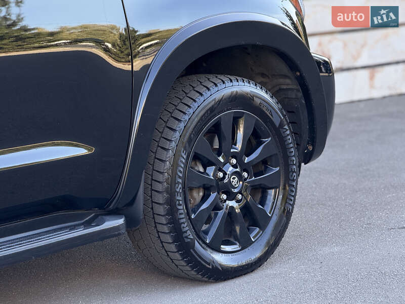 Внедорожник / Кроссовер Toyota Sequoia 2011 в Тернополе