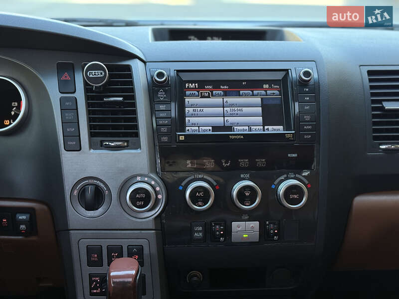 Внедорожник / Кроссовер Toyota Sequoia 2011 в Тернополе