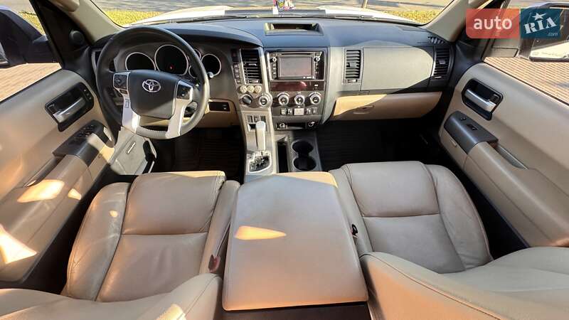 Внедорожник / Кроссовер Toyota Sequoia 2016 в Киеве