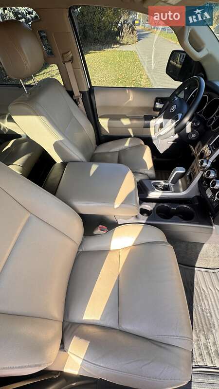 Внедорожник / Кроссовер Toyota Sequoia 2016 в Киеве