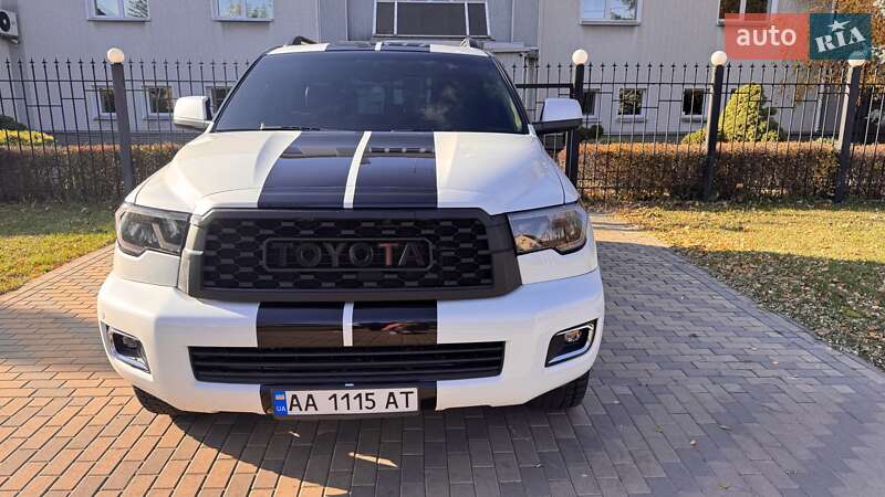 Внедорожник / Кроссовер Toyota Sequoia 2016 в Киеве