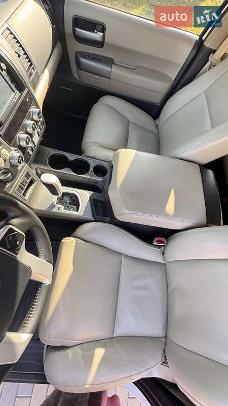 Внедорожник / Кроссовер Toyota Sequoia 2016 в Киеве