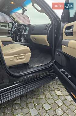 Позашляховик / Кросовер Toyota Sequoia 2016 в Ужгороді