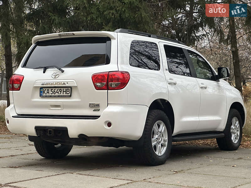 Позашляховик / Кросовер Toyota Sequoia 2014 в Києві